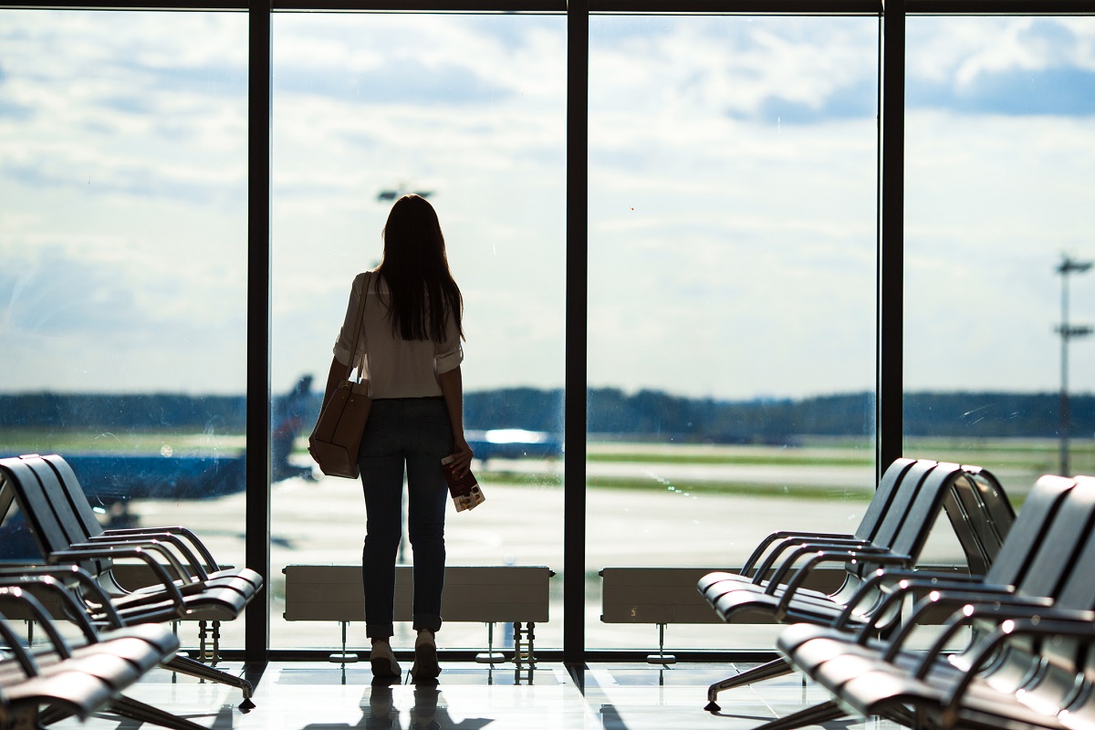 Девушка ждет в аэропорту